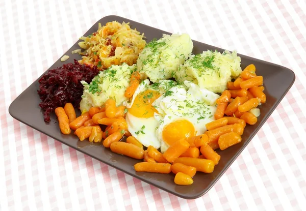 Míchaná vejce se zeleninou jako vegetariánské jídlo večeře — Stock fotografie