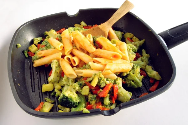 Grilled pasta tubes and vegetable for vegetarian dinner meal — Stock Photo, Image