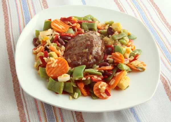 Carne de vacuno cutlete, verduras multicolor y arroz — Foto de Stock