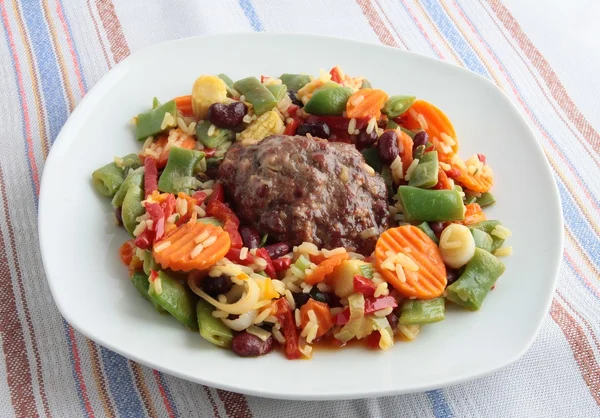 Viande de bœuf broyée colloque avec légumes pour le dîner ou le déjeuner — Photo