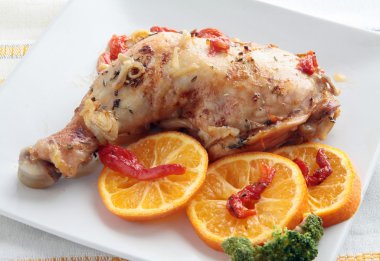 akşam yemeği için kavrulmuş tavuk budu
