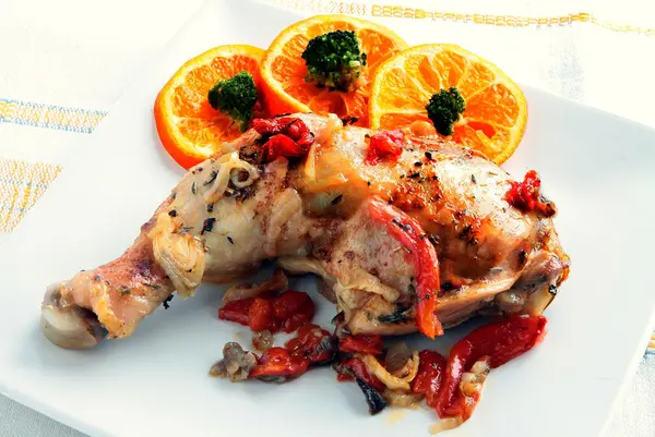 Perna de frango assado para o jantar — Fotografia de Stock