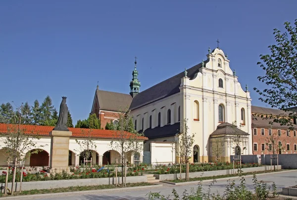 村からクラクフの cistersian 修道院の古い教会 — ストック写真