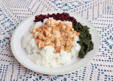 Tavuk eti gulaş pirinç ve sebze ile