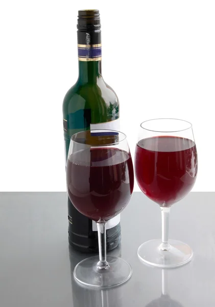 Vin rouge en bouteille et verres — Photo