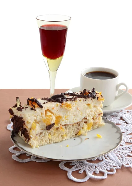 Bolo de camada saboroso, café e álcool como sobremesa saborosa, rica — Fotografia de Stock