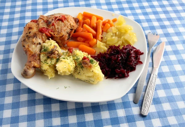 Жареная куриная ножка с овощами в качестве ужина или обеда — стоковое фото