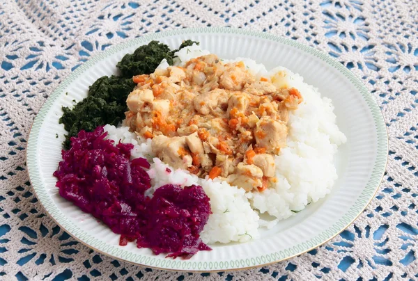 Kyckling kött gulasch med ris och grönsaker — Stockfoto