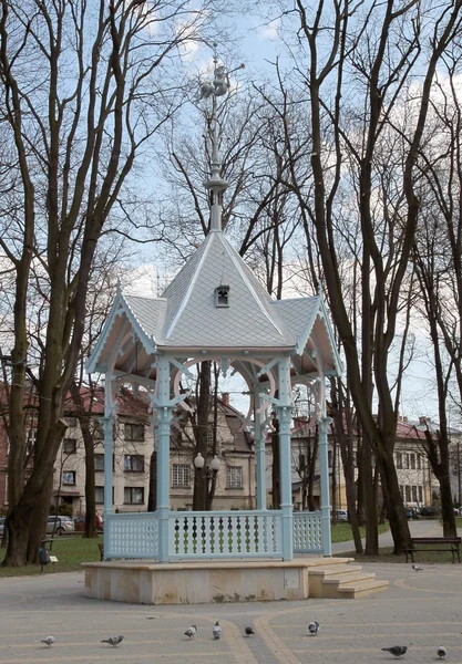 Alte hölzerne Gloriette im Park von Jaslo — Stockfoto