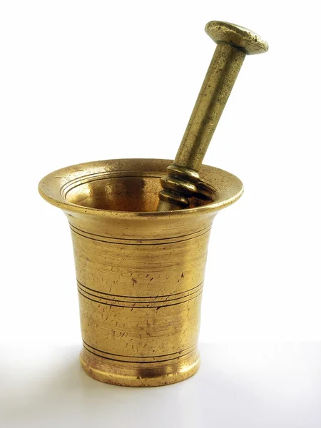 黄铜 montar 作为研磨香料厨房用具 — 图库照片