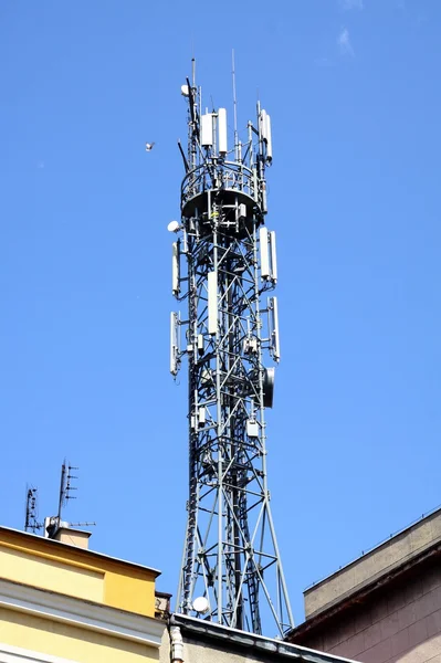 Çatı üzerinde çeşitli antenler — Stok fotoğraf