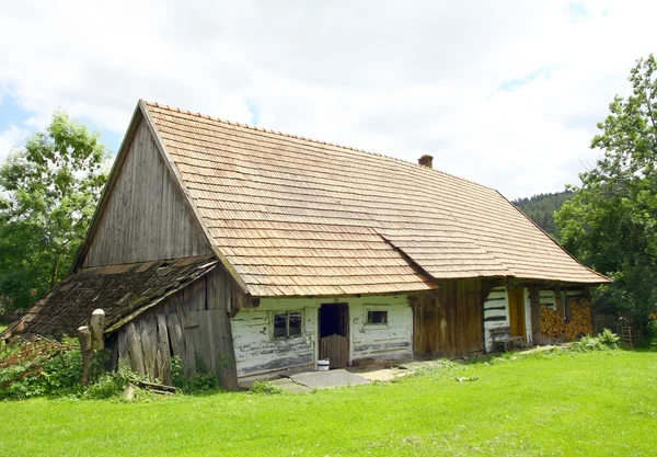 Старий дерев'яний котедж в Krempna — стокове фото