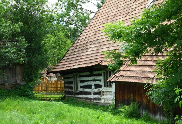 Vecchio cottage in legno a Krempna — Foto Stock