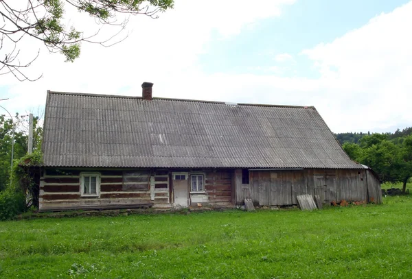 Oude houten huisje in krempna — Stockfoto