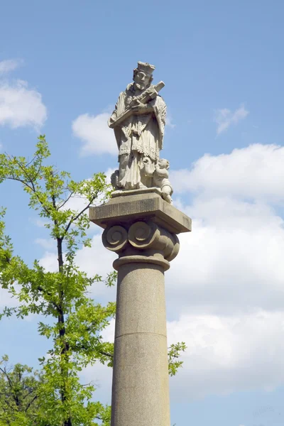 Oud standbeeld van saint john nepomucen in jaslo — Stockfoto