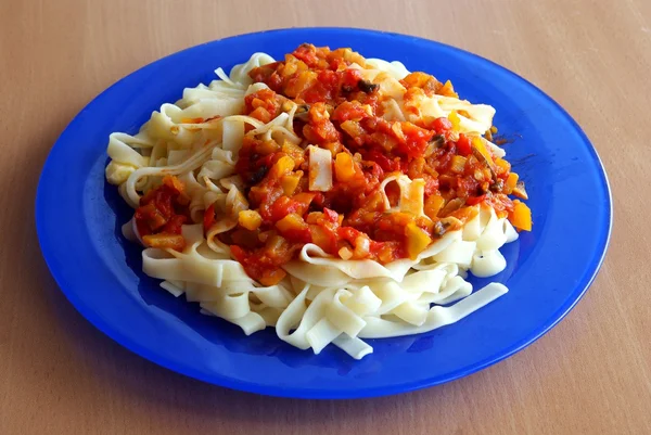 Kırmızı domates ve akşam yemeği için perrs soslu makarna — Stok fotoğraf