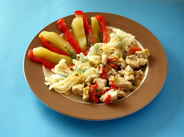 Kip vlees goulash met pasta en fruit salade — Stockfoto