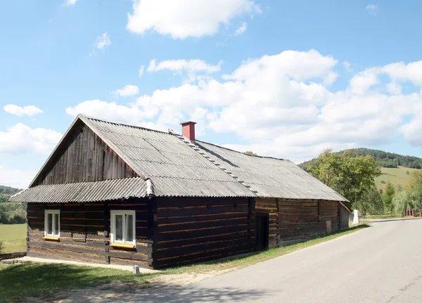 Velho, cabana de madeira na aldeia da Polônia — Fotografia de Stock
