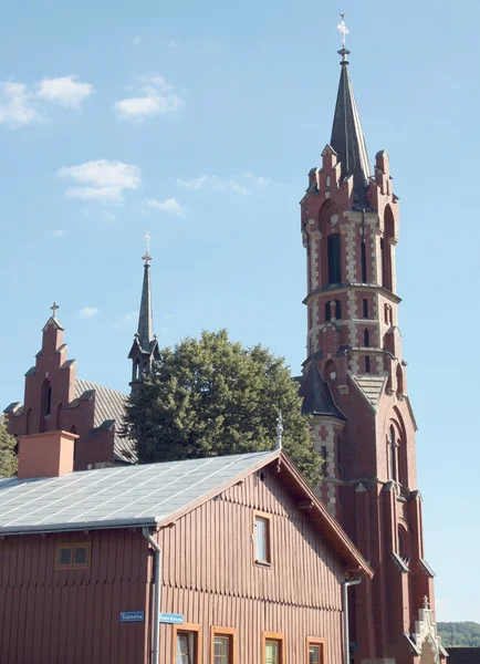 Katolický kostel s vysokou věží ve městě kolaczyce poblíž jaslo — Stock fotografie