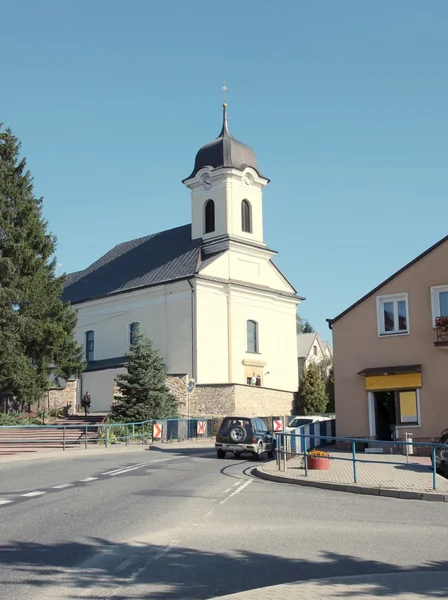 Igreja com torre na cidade de Brzostek perto de Jaslo — Fotografia de Stock