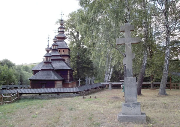 코 탄 jaslo 근처에 오래 된 나무 정교회 — 스톡 사진