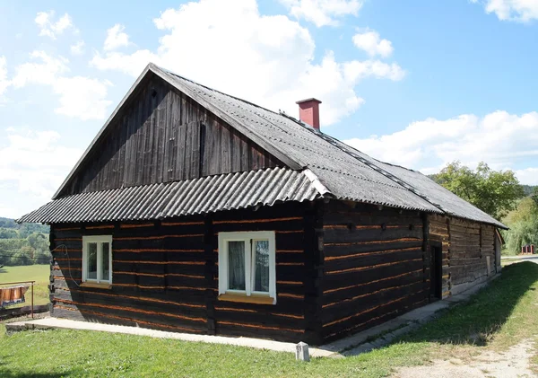 Gammal stuga i Karpaterna by nära jaslo — Stockfoto