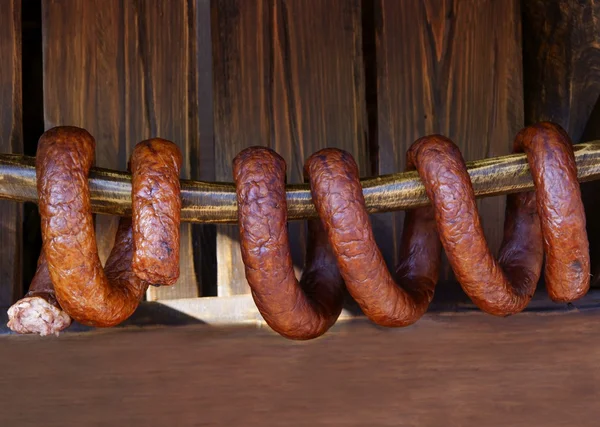 Geräucherte Schweinswürste als schmackhafte Fleischspeise — Stockfoto