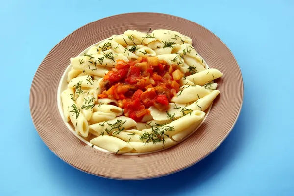 Pasta y pimientos cocidos, tomate y cebolla como cena vegetariana —  Fotos de Stock