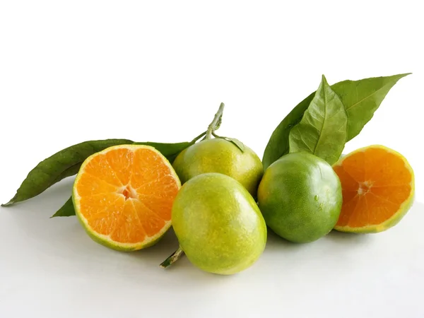 Зеленые мандарины миягава — стоковое фото