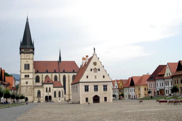 Binalar, pazar yeri, kilise ve Bardejov Town Hall — Stok fotoğraf