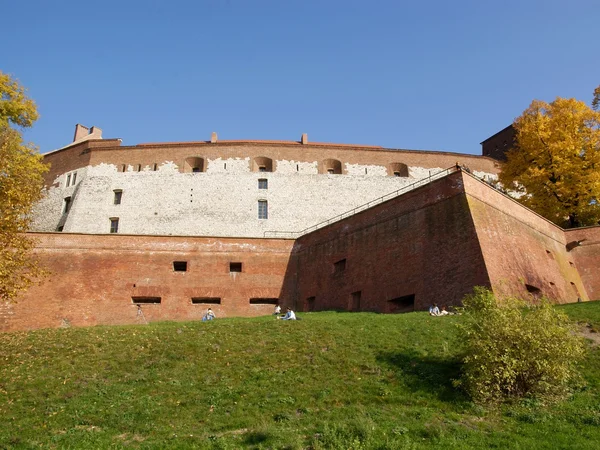 Castillo de Wawel con fortificación y torres — Foto de Stock