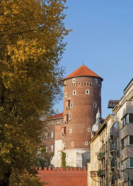 Wawel-Burg mit Befestigung und Türmen — Stockfoto