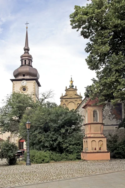 Widok na klasztor z wieżą i stara kapliczka w stary Sączu — Zdjęcie stockowe