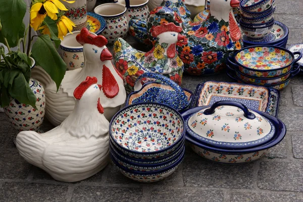 Многоцветные керамические посуды — стоковое фото