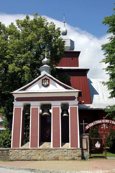 Belfry e igreja em Tylicz aldeia perto de Krynica — Fotografia de Stock