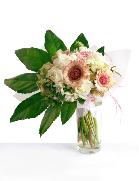 Flores de rosa, gerber y hortensias en posy — Foto de Stock