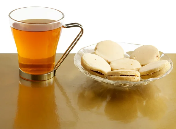 Vaso de té caliente y pasteles — Foto de Stock