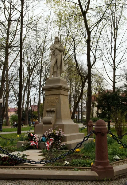 ポーランド語とジャスローのアメリカの英雄コジオスコの記念碑 — ストック写真