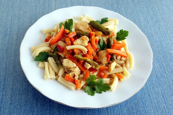 Pasta con carne y verduras como plato de cena — Foto de Stock