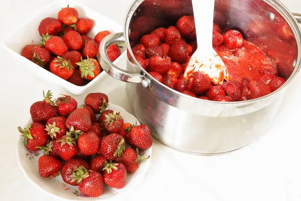 Erdbeeren als Konfitüre im Topf — Stockfoto