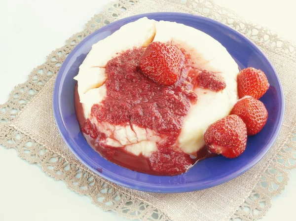 Pudding mit Erdbeeren als leckeres Dessert — Stockfoto