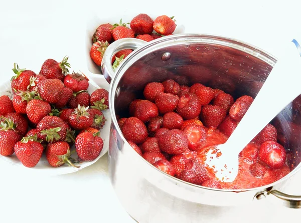 Erdbeeren und Marmelade zubereiten — Stockfoto