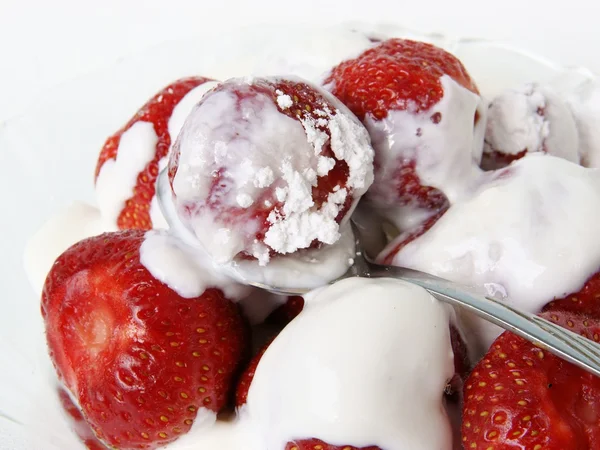 Morangos com creme e açúcar como sobremesa — Fotografia de Stock