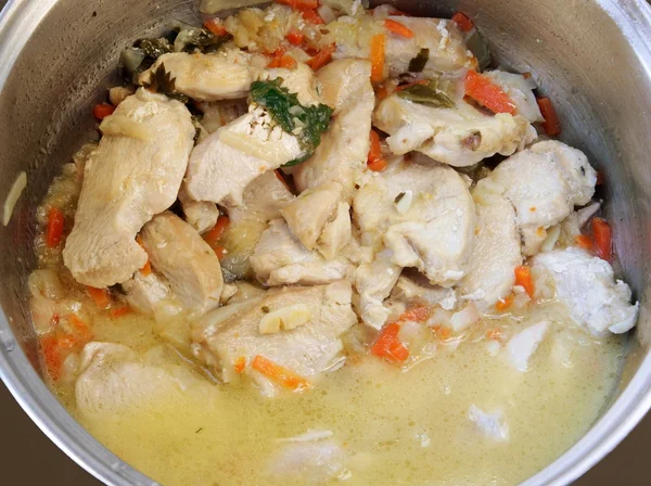 Vaření kuřecí guláš v pánvi — Stock fotografie