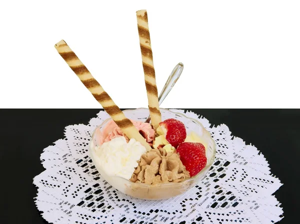 Eis mit Erdbeere und Keksen als Dessert — Stockfoto