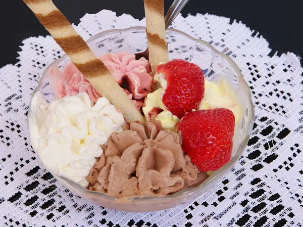 Eis mit Erdbeeren als leckeres Dessert — Stockfoto