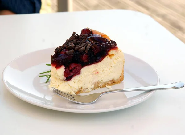 Tarta Queso Con Mermelada Cerezas Como Delicioso Postre —  Fotos de Stock