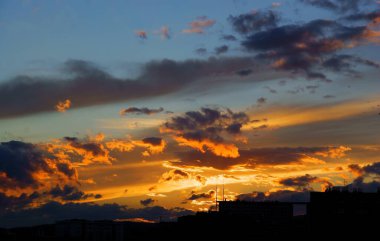 çok renkli bulutlu gökyüzü ve günbatımı görünümü