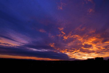 Akşamları bulutlu, çok renkli gökyüzü manzarası