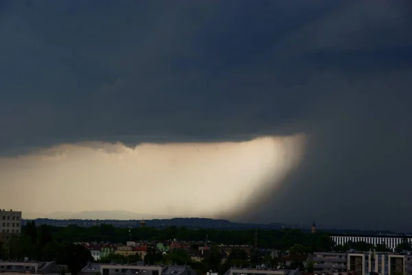 Tempestade Perigosa Chuva Abobe Cidade Verão — Fotografia de Stock